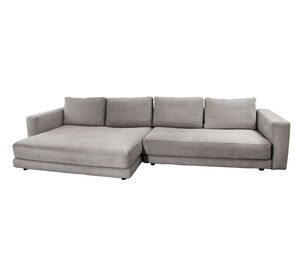 Lys brun sofa med daybed til venstre, armlæn og fem rygpuder.
